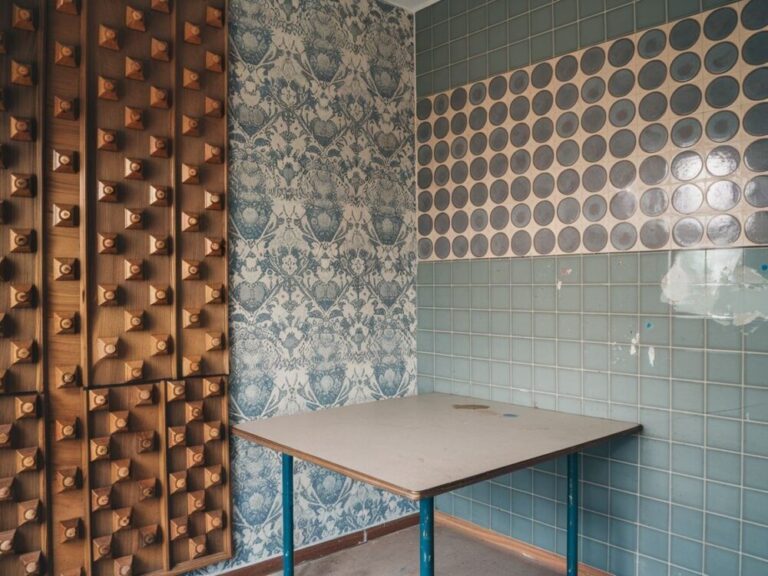 Betonowa ściana w kuchni z drewnianym stołem