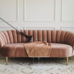 Czyszczenie plam na kanapie za pomocą wilgotnej ściereczki