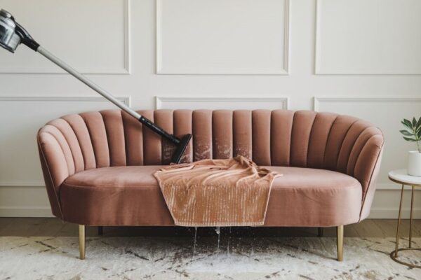 Czyszczenie plam na kanapie za pomocą wilgotnej ściereczki