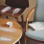 Plamy na powierzchni drewnianego stołu w trakcie czyszczenia