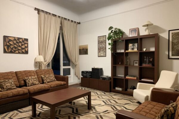 Przytulny salon z białymi ścianami i drewnianymi akcentami