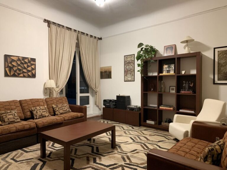 Jakie zasłony do białych ścian i brązowych mebli? Poradnik dla perfekcjonistów!