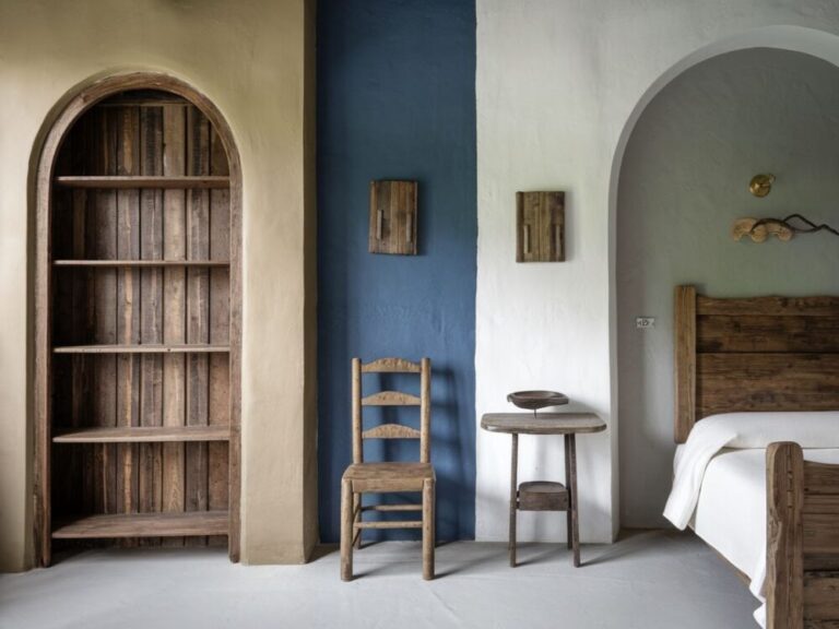 Rustykalne meble w otoczeniu ciepłych barw i naturalnego światła