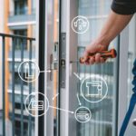 Widok na drzwi balkonowe z otwartym skrzydłem podczas regulacji