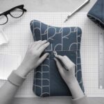 Zbliżenie na proces szycia pokrowca na krzesło