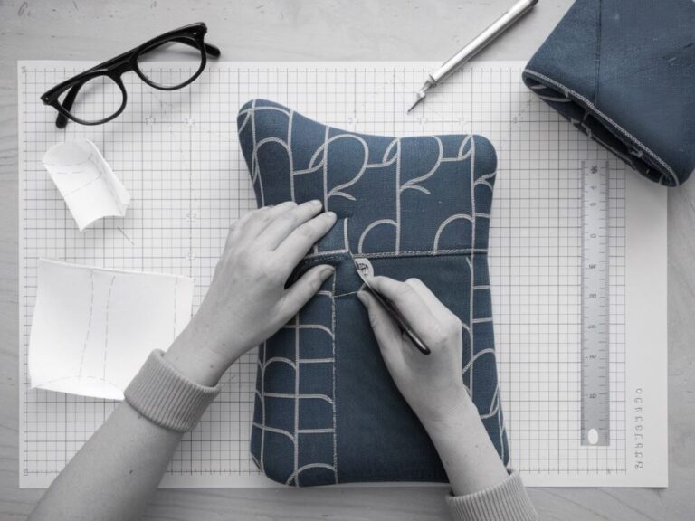 Zbliżenie na proces szycia pokrowca na krzesło