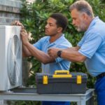 instalatorzy montujący pompę ciepła NIBE